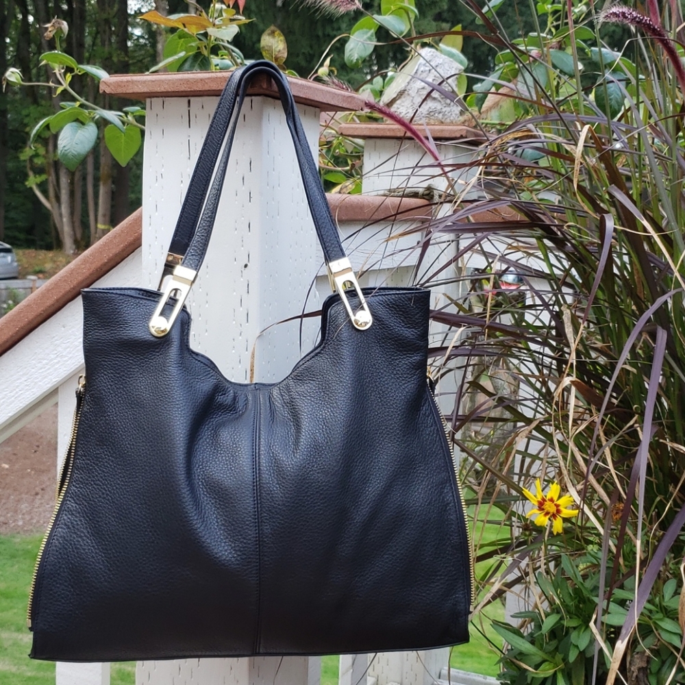 VINCE CAMUTO LEATHER SHOLDER BAG